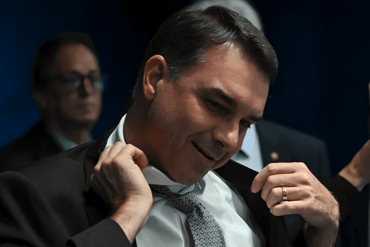 Áudios de Flávio Bolsonaro para Vorcaro afetaram pré-candidatura do senador, aponta pesquisa