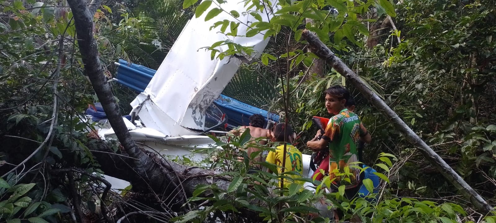 Avião de pequeno porte cai em área de mata em Santarém; piloto foi socorrido com vida