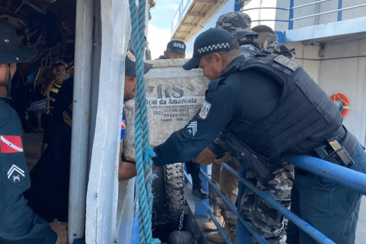 Barco é interceptado em Óbidos com mais de 100 kg de pirarucu durante o período de defeso