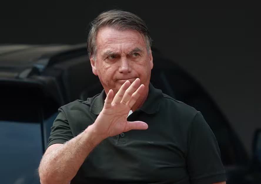 Bolsonaro fará novo procedimento para conter soluço na segunda-feira, dizem médicos