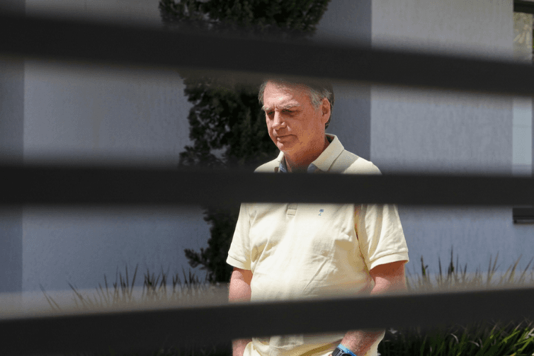 Bolsonaro tem pneumonia e está na UTI para avaliação, diz hospital