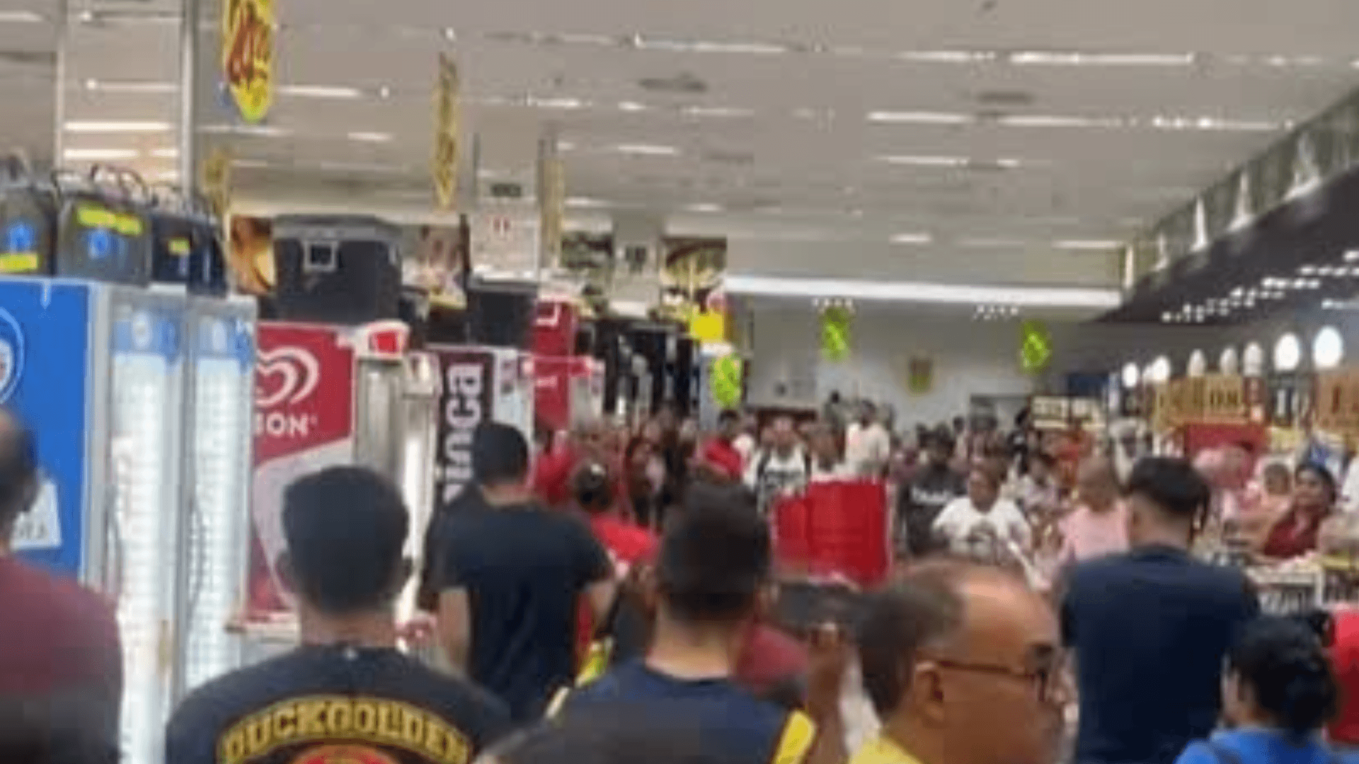 Briga entre clientes causa tumulto em supermercado no bairro do Castanheira, em Belém