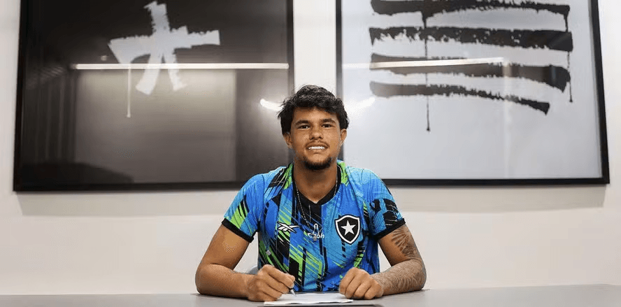 Bruno Samudio assina primeiro contrato profissional com o Botafogo