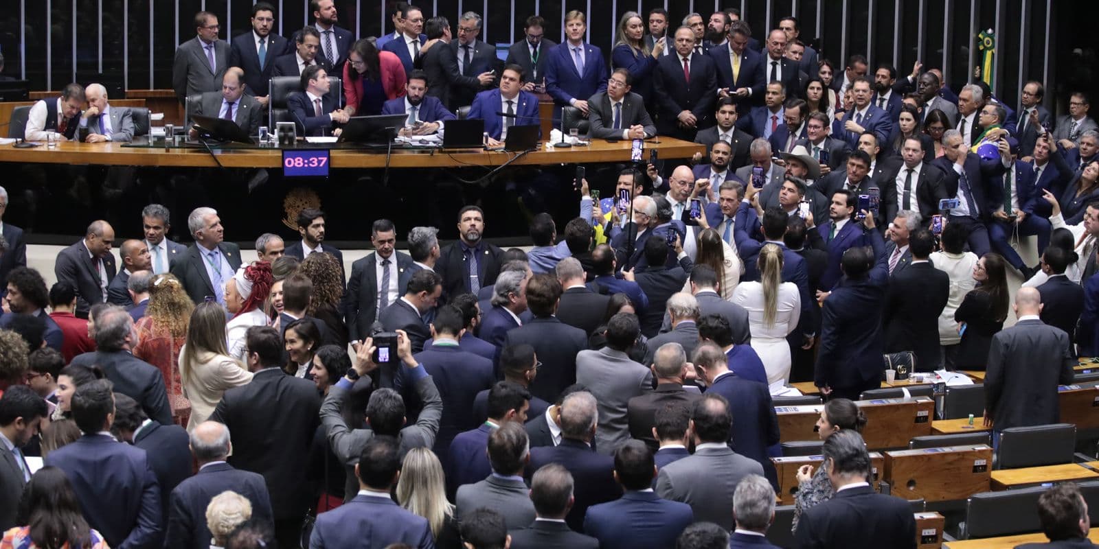 Câmara aprova urgência para projeto de anistia a golpistas
