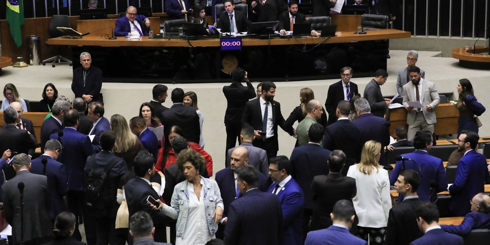 Câmara aumenta penas para crimes como extorsão e escudo humano