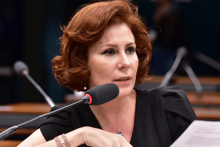 Câmara contraria STF e mantém mandato de Carla Zambelli, que está presa na Itália