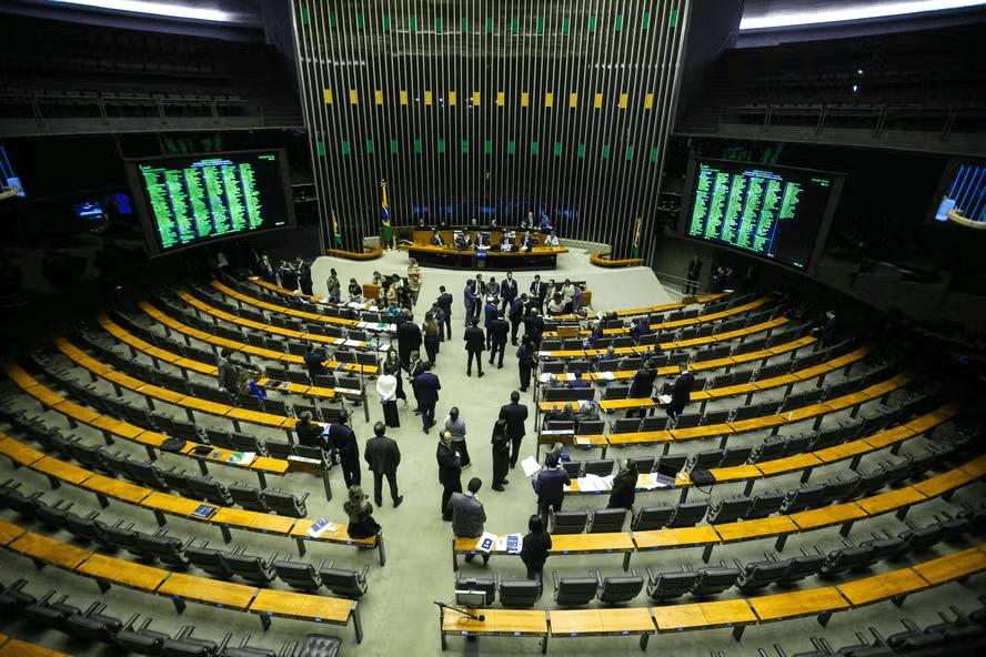 Câmara deve votar proposta que combate 'adultização' de crianças e adolescentes