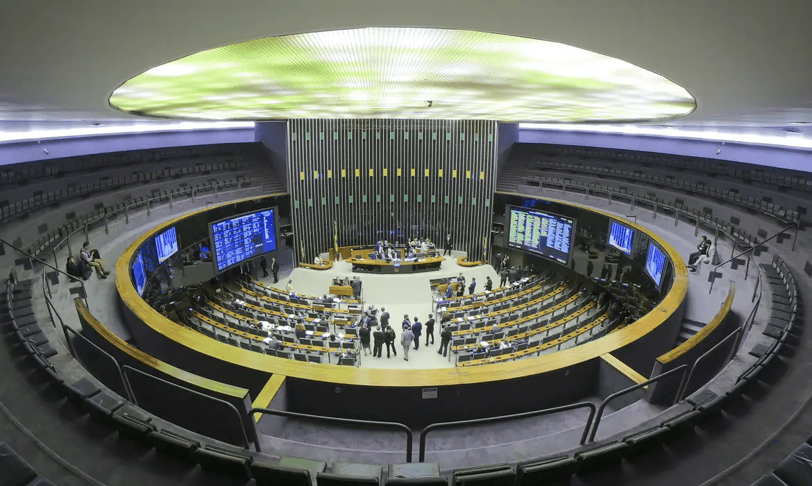 Câmara dos Deputados abre concurso com 70 vagas e salário de até R$ 30 mil; saiba mais