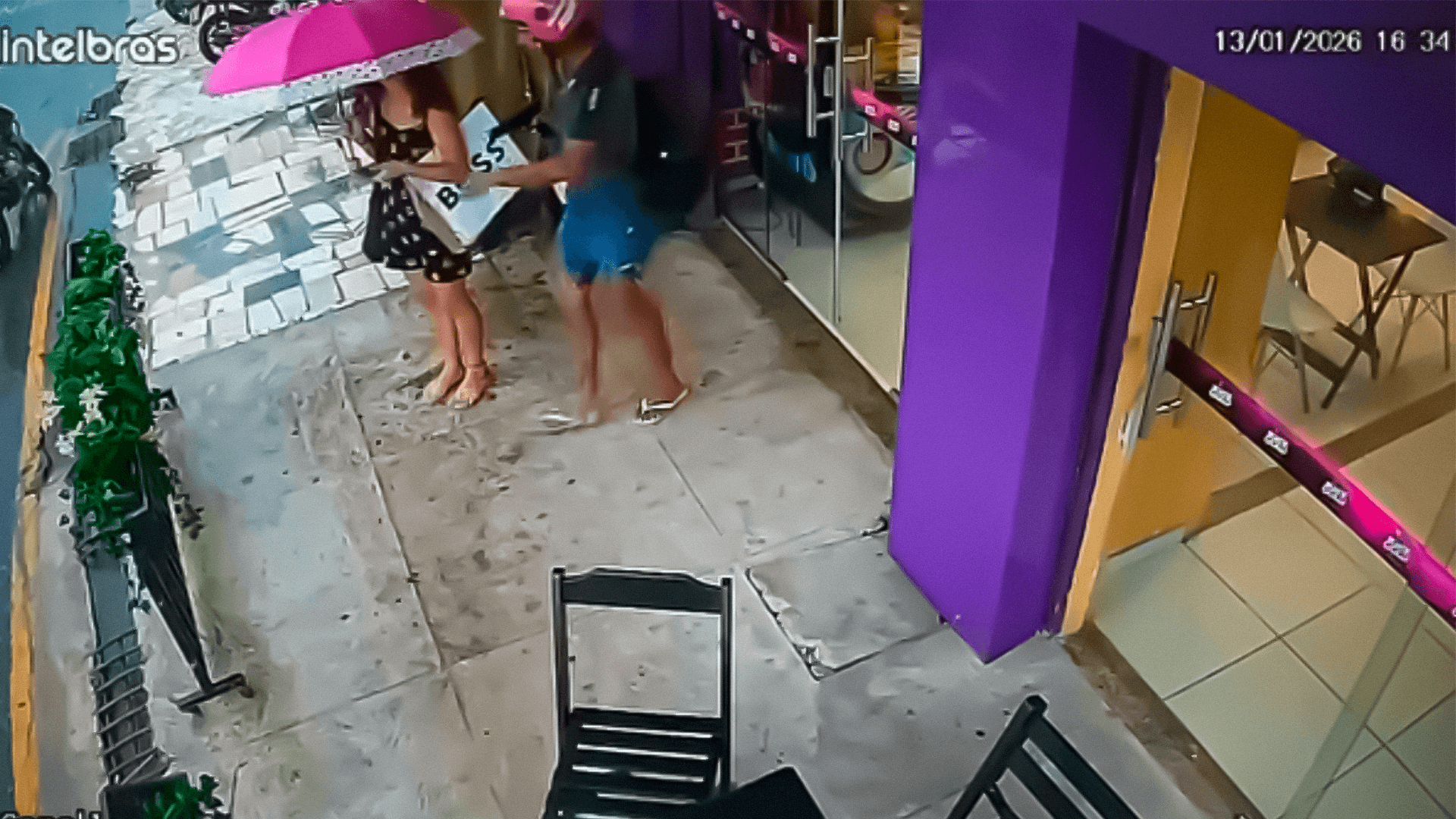 Câmeras flagram assalto à mão armada na avenida Cláudio Sanders, em Ananindeua