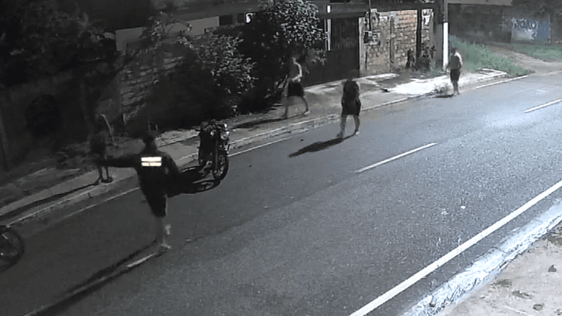 Câmeras registram morte de motociclista durante racha em Outeiro