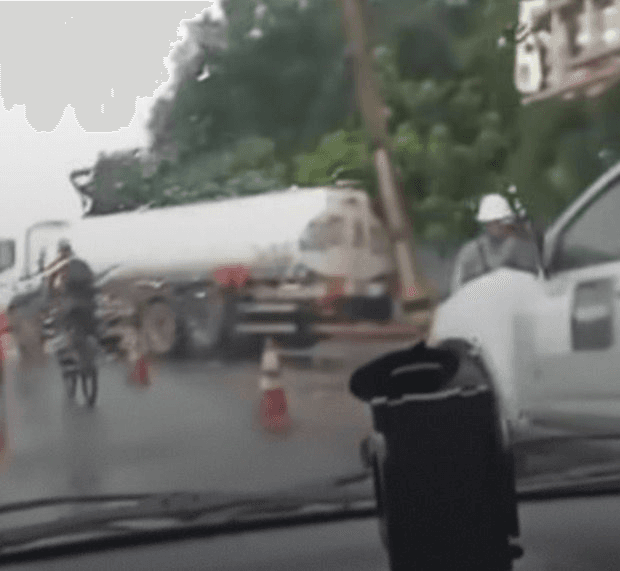 Caminhão-tanque atinge poste e complica o trânsito na Av. Arthur Bernardes