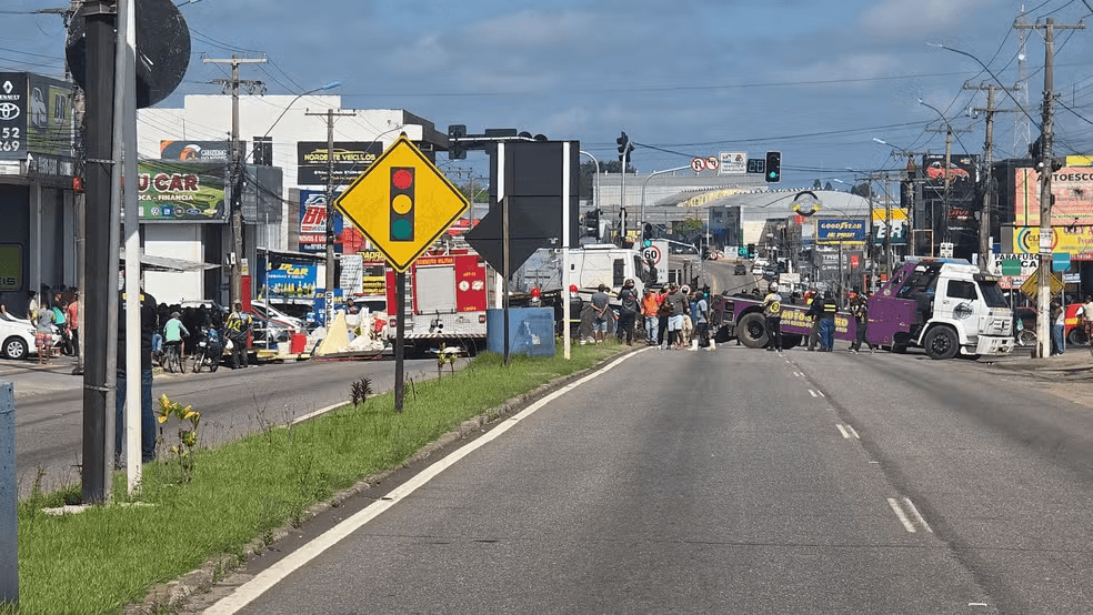 Caminhão tomba na BR-316 e carga fica espalhada na rodovia
