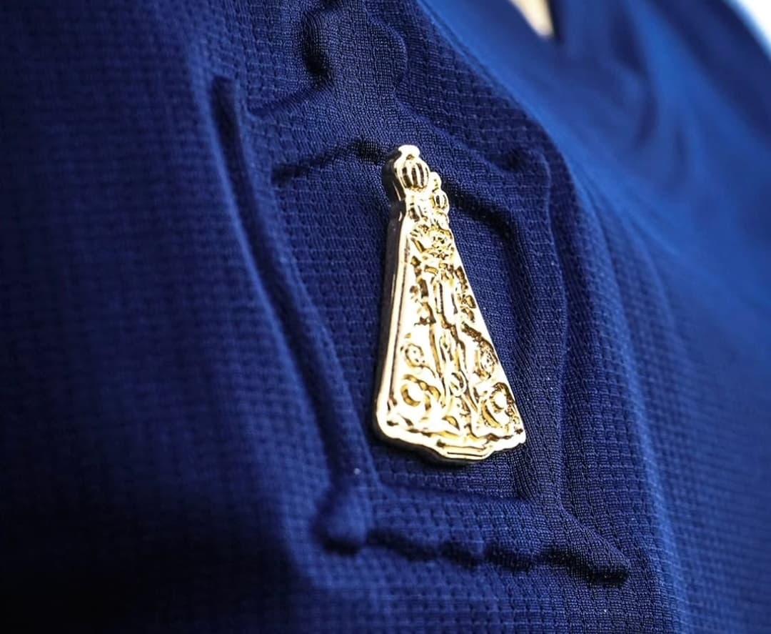Camisa do Remo em homenagem à Virgem de Nazaré vira sucesso na web e se torna fenômeno de vendas