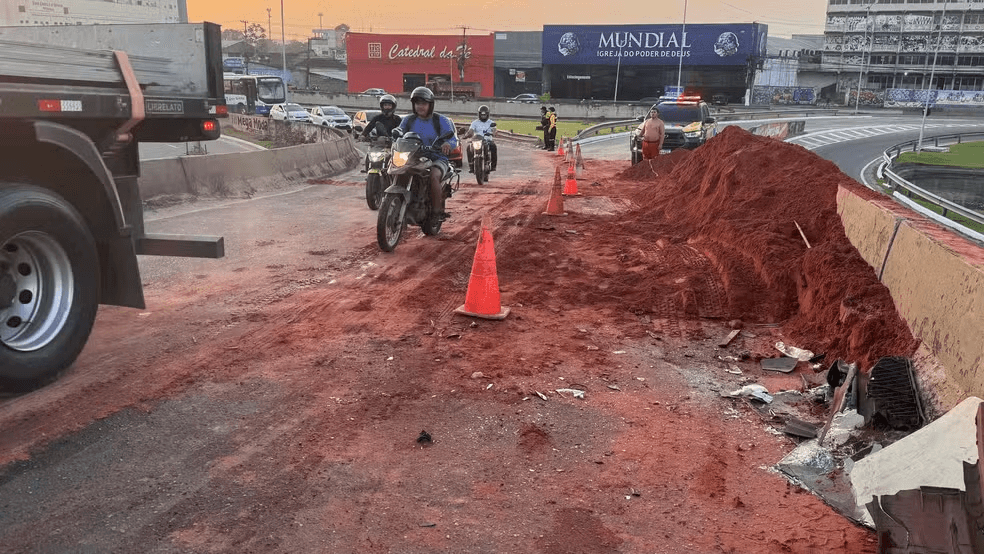 Carreta com terra tomba no viaduto do Entroncamento e complica trânsito em Belém