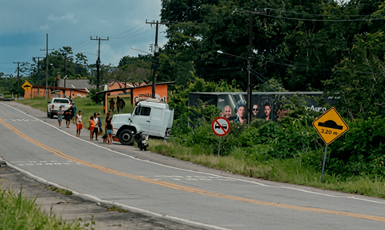 Carreta da aparelhagem Tupinambá perde freio e cai em barranco na PA-124