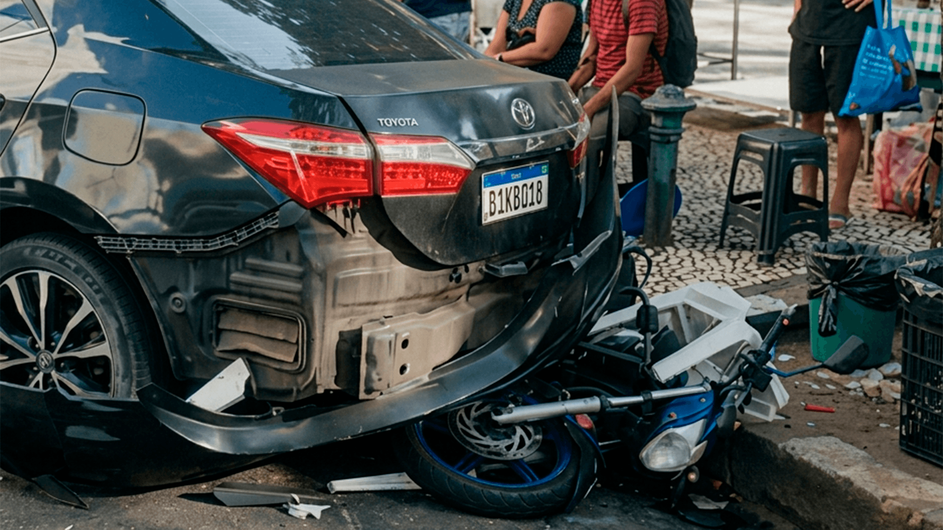Carro desgovernado atinge quatro veículos estacionados na Praça da República, em Belém