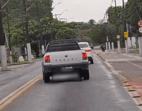Carro é flagrado em zigue-zague na avenida Arthur Bernardes, em Belém