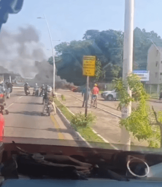 Carro pega fogo na Av. Augusto Montenegro, em Belém