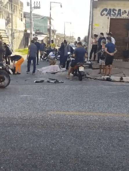 Carroça se desprende de caminhão e atinge casal em motocicleta, na Av. Arthur Bernardes