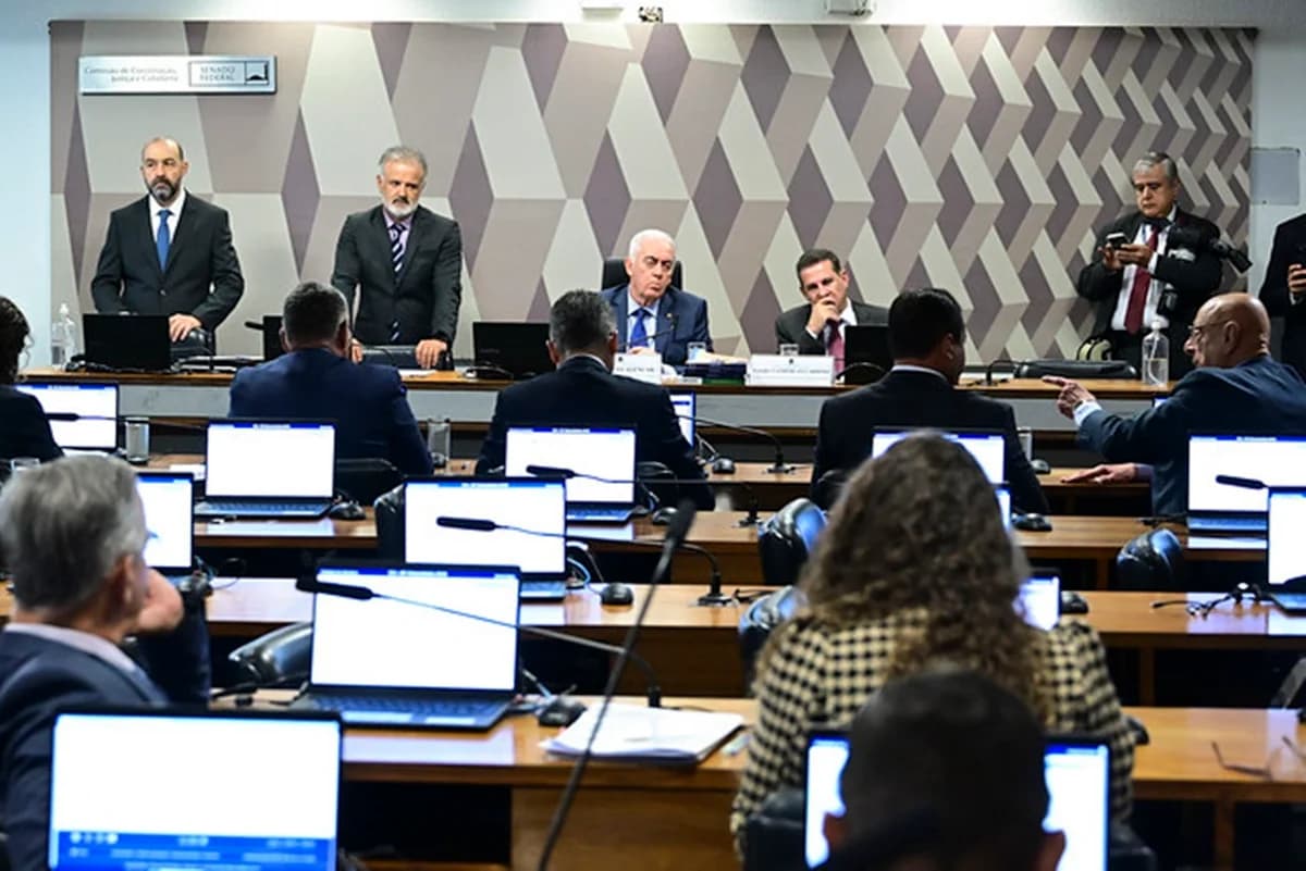 CCJ do Senado aprova fim da escala 6x1 e prevê jornada de 36h semanais