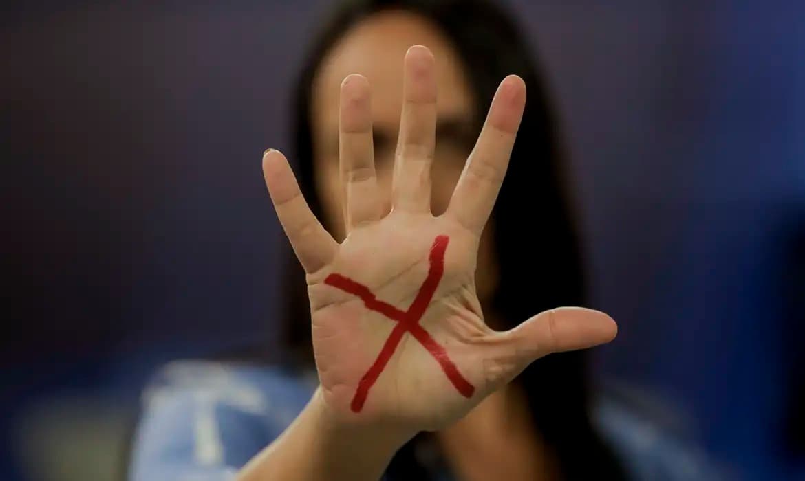 Central de Atendimento à Mulher completa 20 anos; canal é o principal serviço nacional de acolhimento e denúncia de violência de gênero