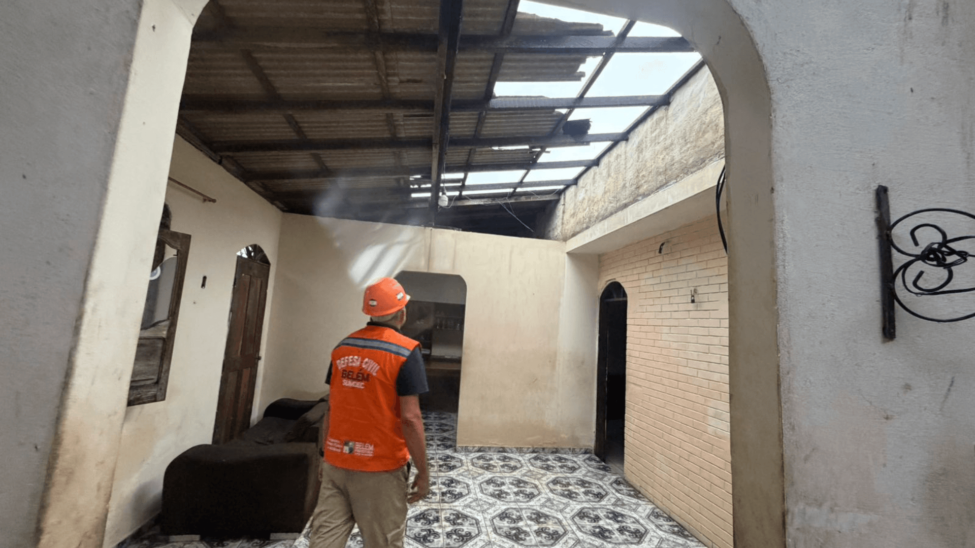 Chuva e ventania destelham casas no bairro Maracangalha, em Belém