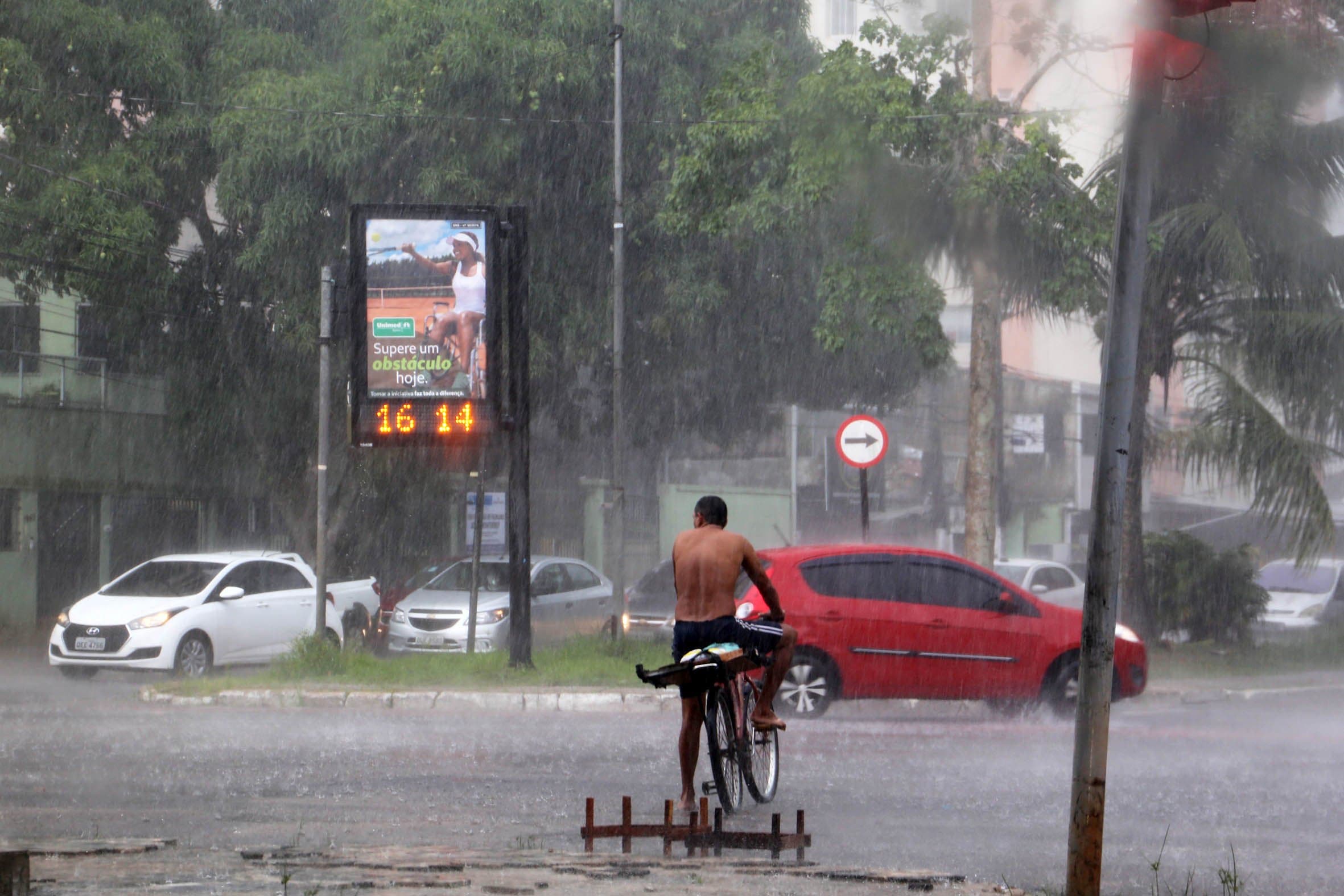 Chuva forte deixa Belém cinza, provoca alagamentos e trava o trânsito