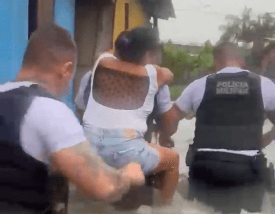 Chuvas em Belém: Militares retiram moradores de área inundada no Tapanã