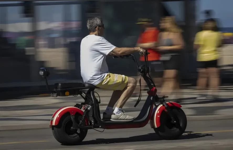 Ciclomotores terão licença, capacete e placa, e bicicletas elétricas também ganham novas regras; veja o que muda em 2026