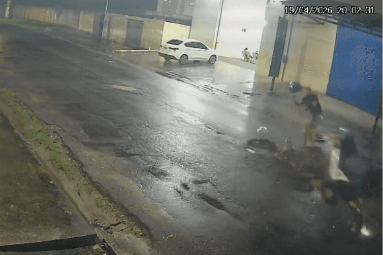 Colisão grave entre motos é flagrada por câmeras em Castanhal