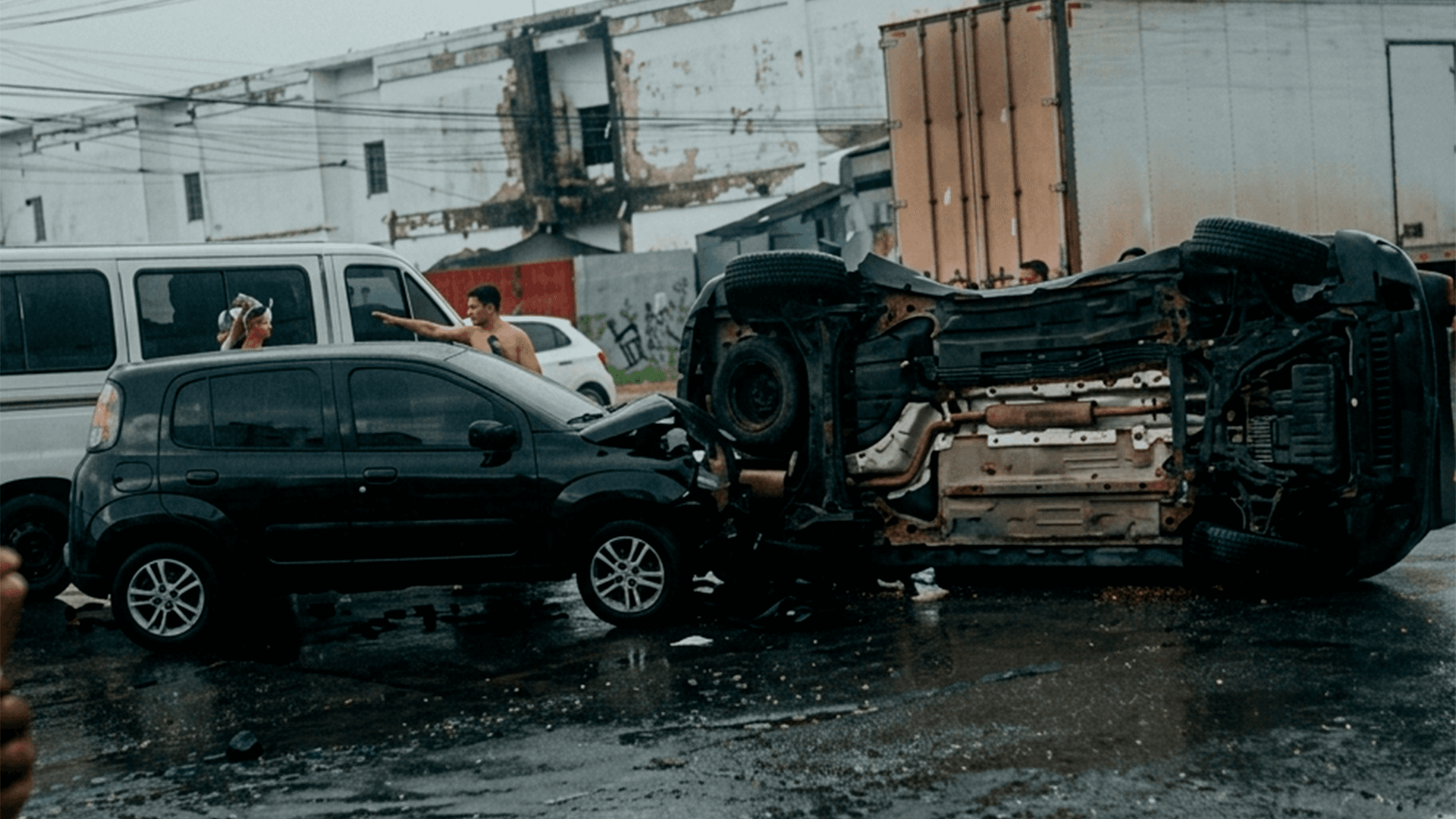 Colisão entre veículos provoca capotamento na entrada do Tenoné