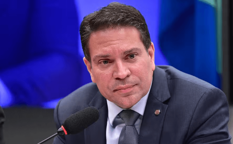 Condenado pelo STF por atos golpistas, Alexandre Ramagem é preso pelo ICE nos EUA