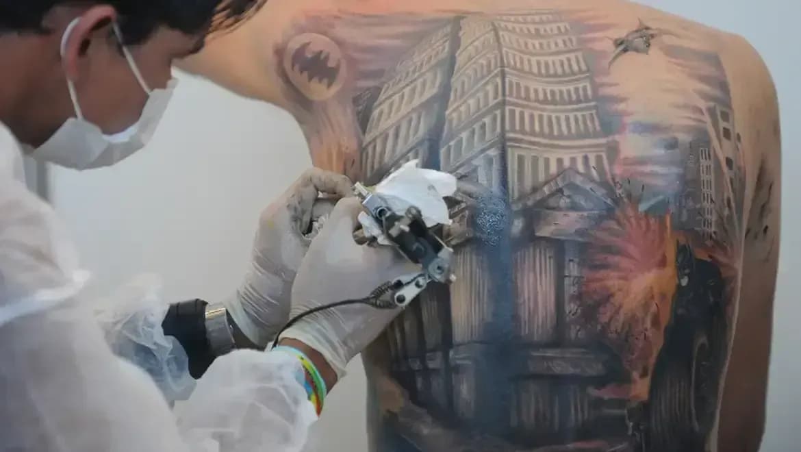 Conselho Federal de Medicina proíbe uso de anestesia e sedação para tatuagem