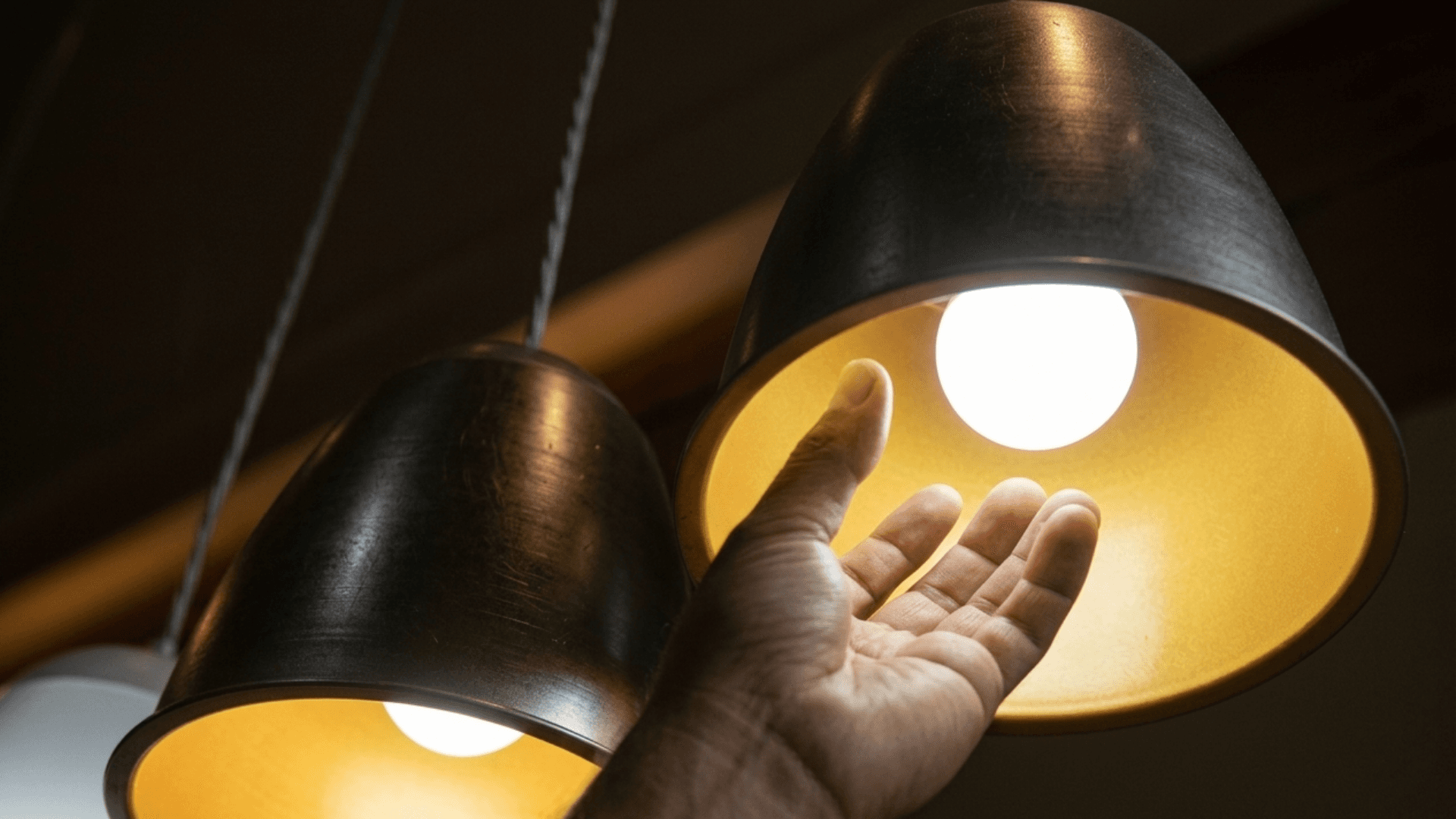 Conta de luz não terá acréscimos em abril, anuncia Aneel