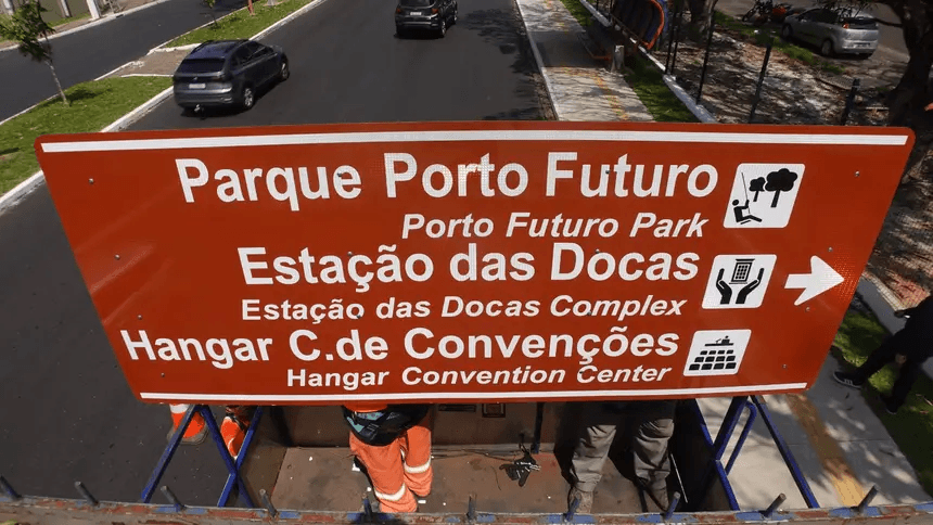 COP30: sinalização bilíngue começa a ser instalada em Belém
