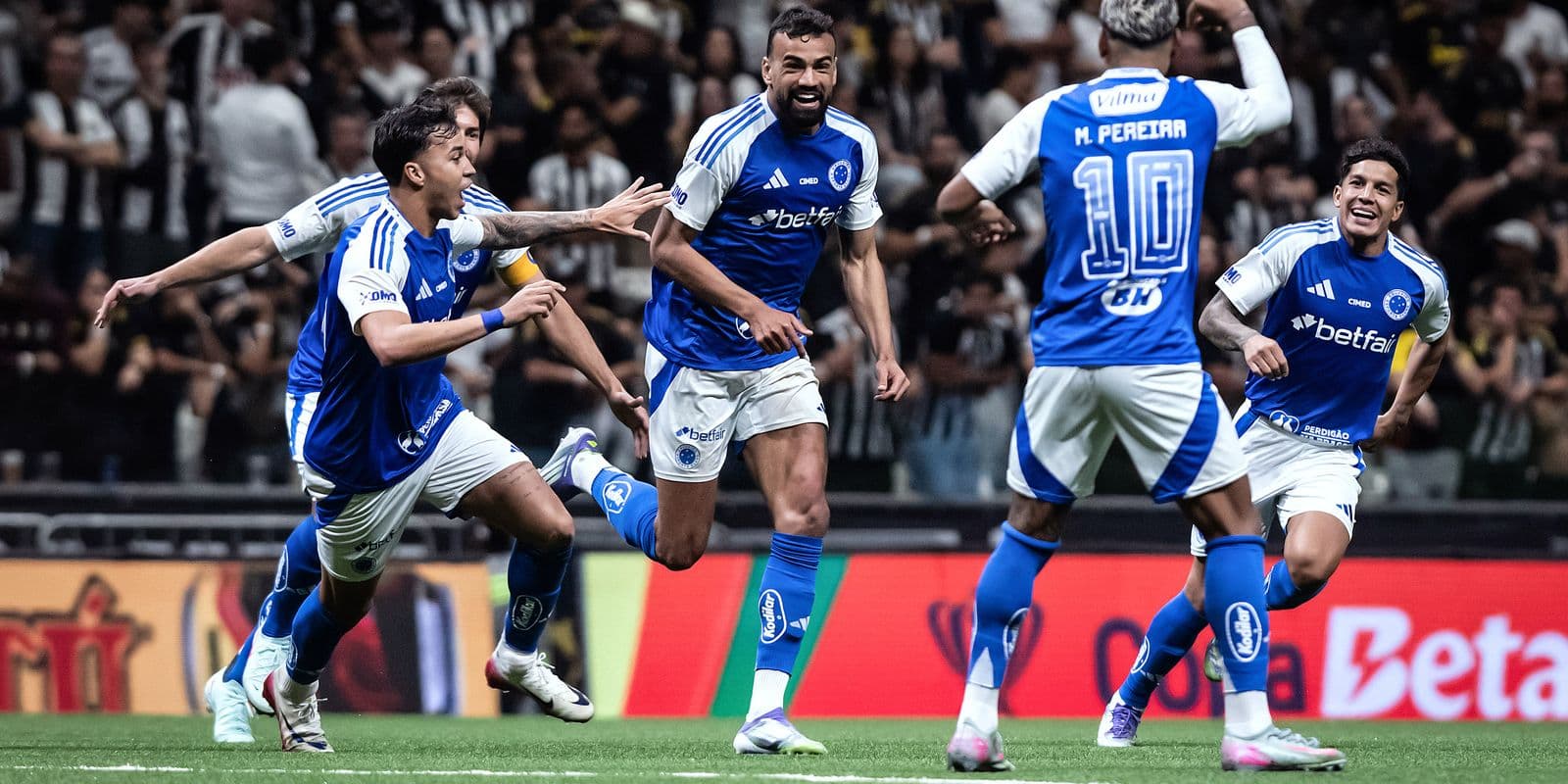 Copa do Brasil: Cruzeiro vence Atlético por 2 a 0 e fica perto da semi