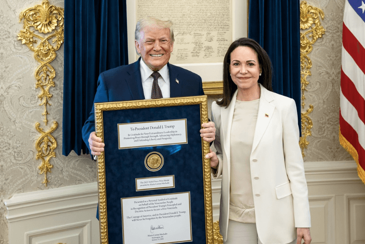 Corina Machado entrega sua medalha do Nobel da Paz a Trump, que exalta o 'gesto maravilhoso'