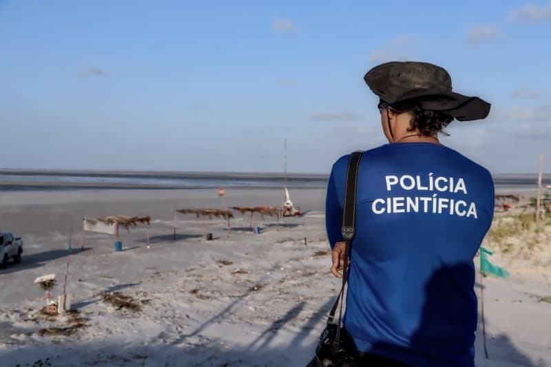 Corpo de mulher é encontrado com sinais de violência em praia de Outeiro