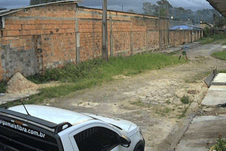 Criança cai em bueiro aberto enquanto brincava em conjunto de Ananindeua; veja o momento