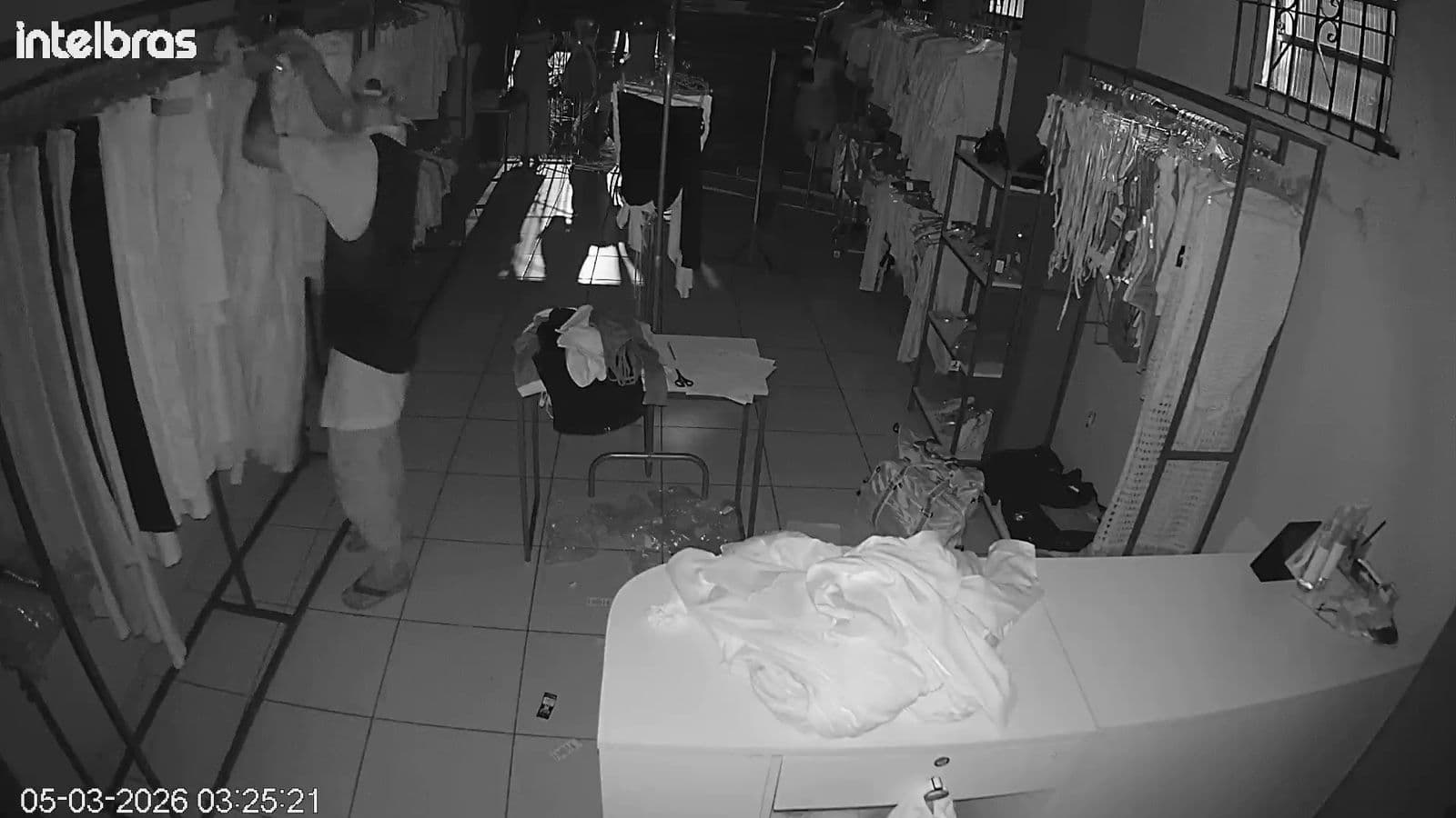 Criminosos invadem loja e causam prejuízo de R$ 20 mil no Juriunas, em Belém