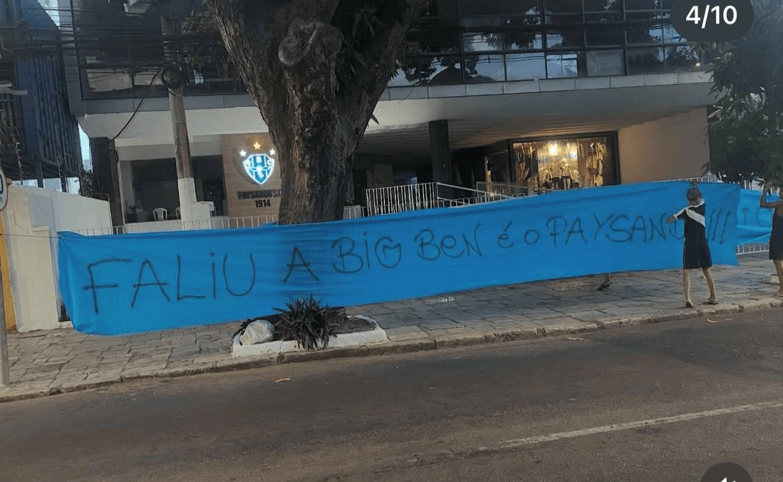 Crise em campo e no português: protesto da torcida do Paysandu viraliza com faixa escrita com erro