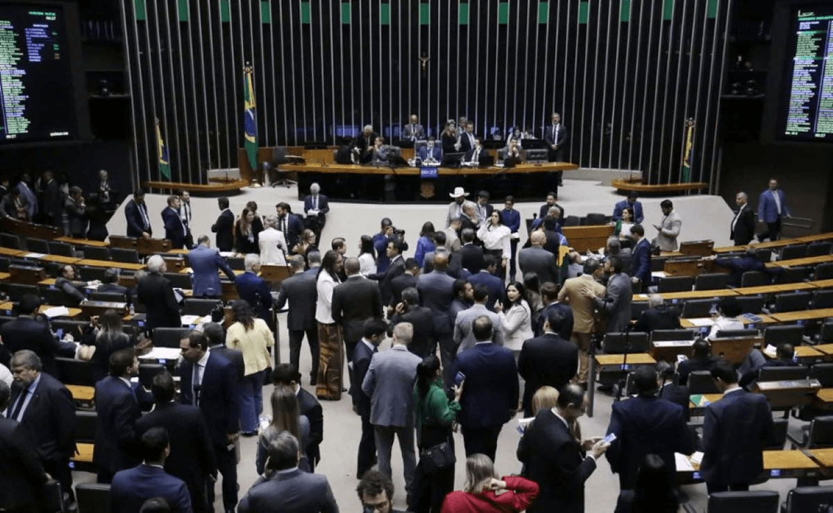De licença menstrual a ampliação de mamógrafos, Câmara aprova urgências de projetos sobre saúde feminina
