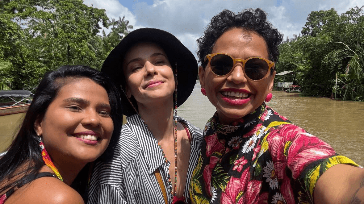 Débora Falabella visita a ilha do Combu antes da última sessão de “Prima Facie” em Belém