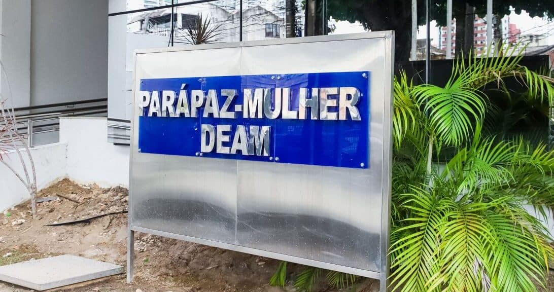 Delegado da PCPA é proibido de ter contato com esposa, também delegada, após acusação de violência doméstica