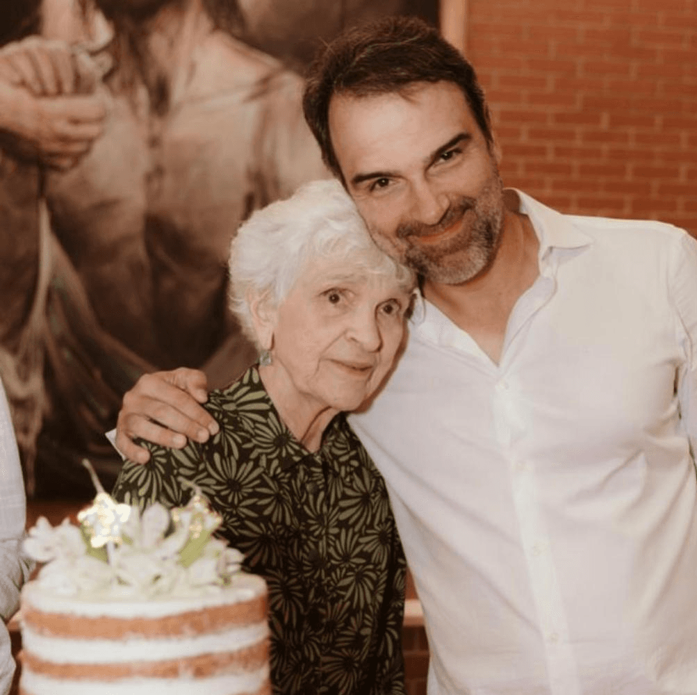 Depois de perder o irmão, Tadeu Schmidt anuncia a morte da mãe, aos 92 anos