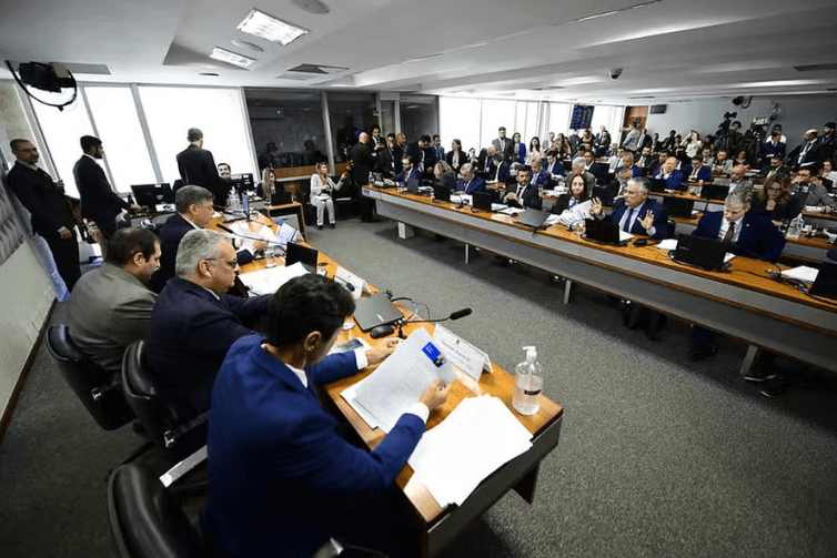 Deputado do PT dá tapa em parlamentar do Novo durante confusão na CPI do INSS e depois pede desculpas