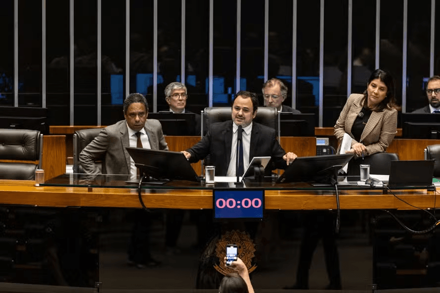 Deputado Glauber Braga é retirado à força da cadeira da presidência da Câmara
