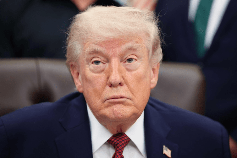 Desaprovação de Trump atinge novo recorde em pesquisa recente, a seis meses das eleições de meio de mandato