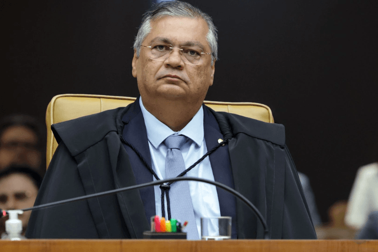 Dino determina que Três Poderes revisem e suspendam 'penduricalhos' do serviço público não previstos em lei