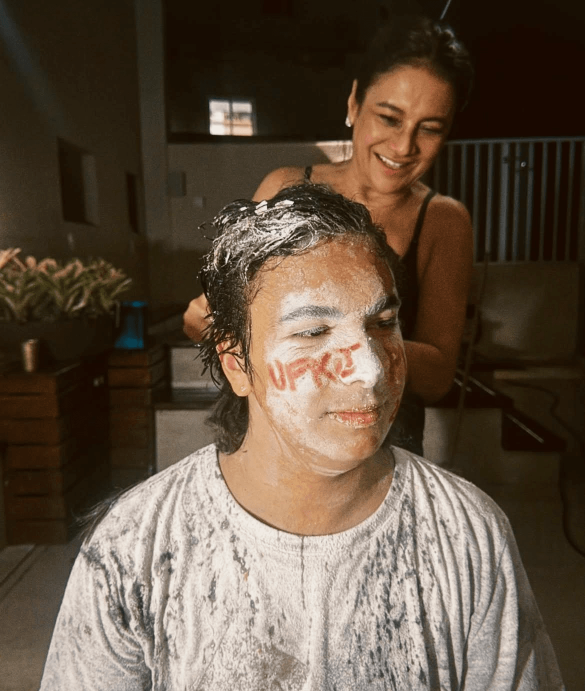 Dira Paes celebra dupla aprovação do filho no vestibular